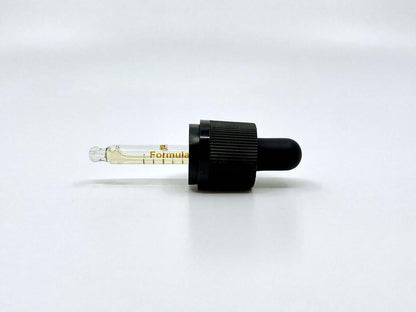 Olio d'oliva Pipetta sfondo bianco