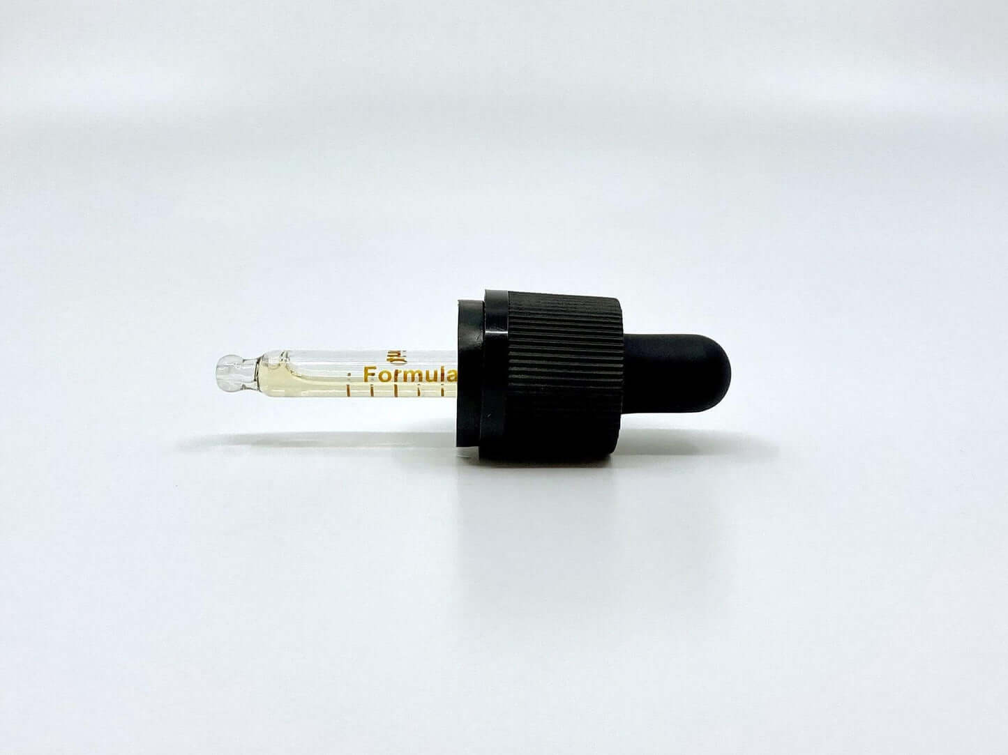 Olio Arancione Pipetta sfondo bianco