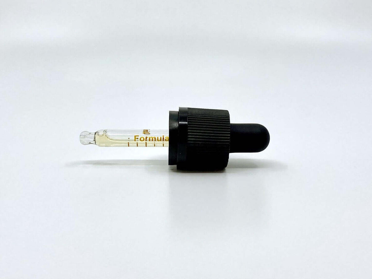 Pipetta dell'olio di CBD in sfondo bianco