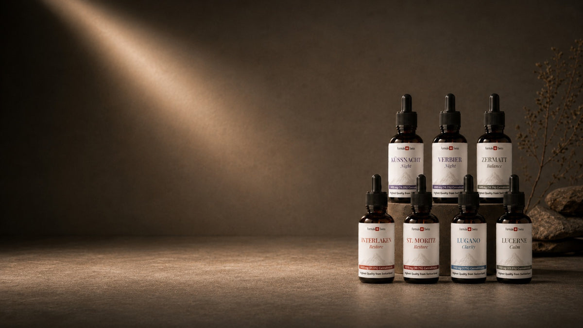 La collezione di olio di CBD Formula Swiss con sette bottiglie contaconere di ambrate disposte in un ambiente da studio premium.