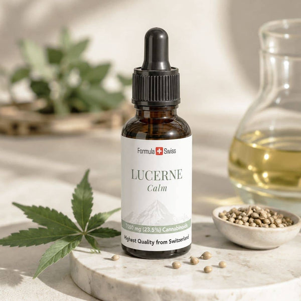 Formula Swiss Lucherna Calma bottiglia di olio di CBD con foglie di canapa, semi di canapa e olio botanico dorato.